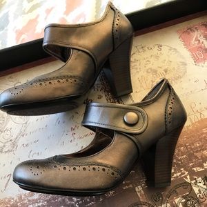 Sofft New Bronze heels. Size 8 wide. Wing-tip toe